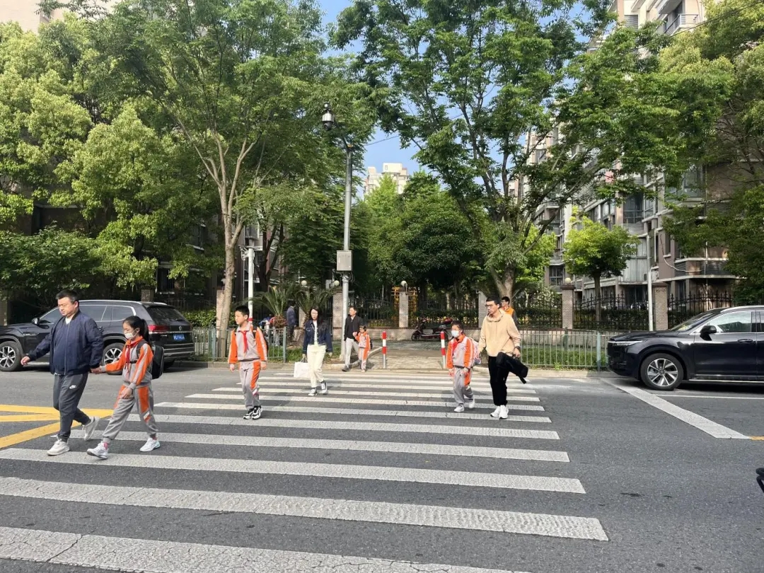校门口斑马线“撞上”绿化带？ 改！节后首日学校门口就变样_精神文明创建专栏