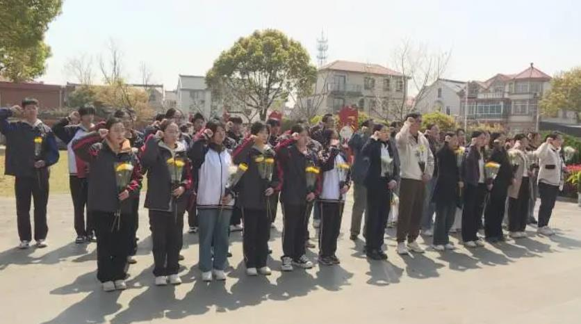 清明追思承遗志 师生共祭英烈20250402_164209.bmp