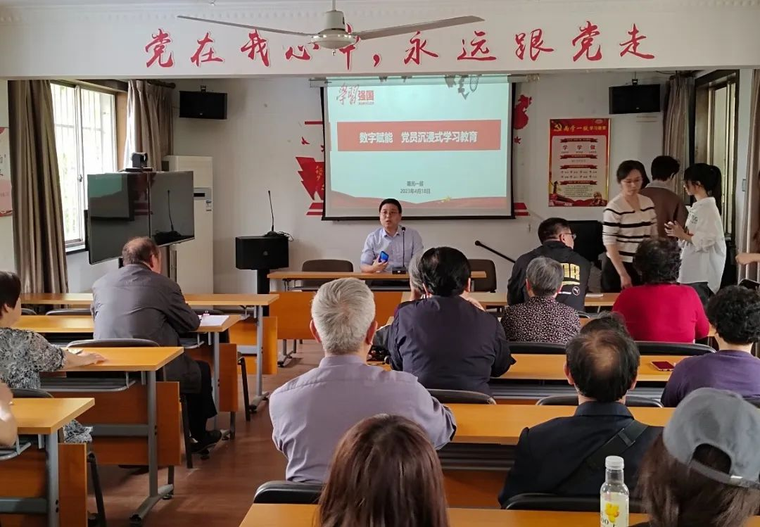 “助老”帮办，让“数字有温度”_走向我们的小康生活
