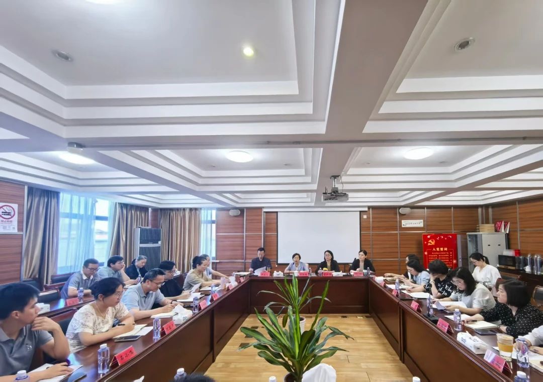 区财政局召开2025年度年中工作推进会议