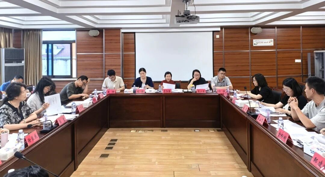 区财政局党组召开理论学习中心组（扩大）学习会暨学习教育专题读书班