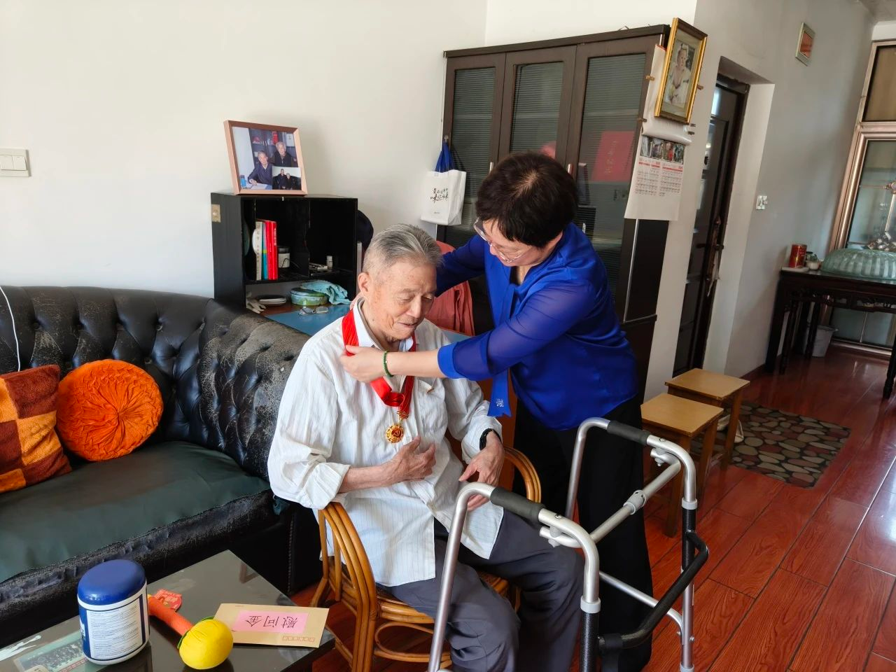 奉城镇90名老党员收到“光荣在党50年”纪念章