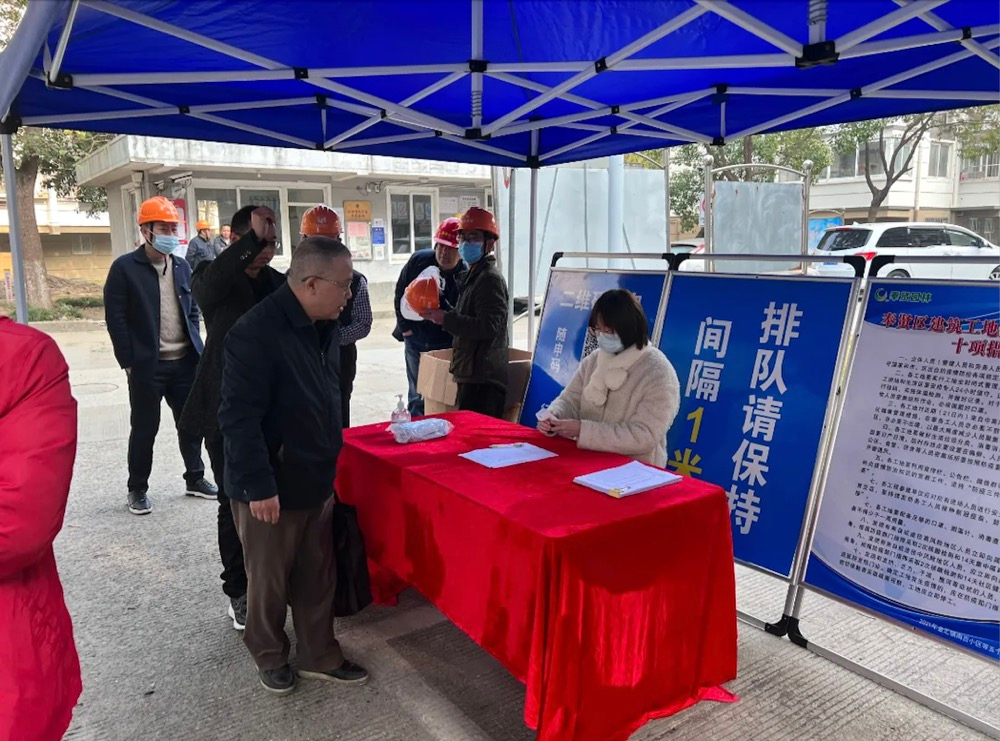 市专家组来奉开展住宅修缮工程文明工地查评工作