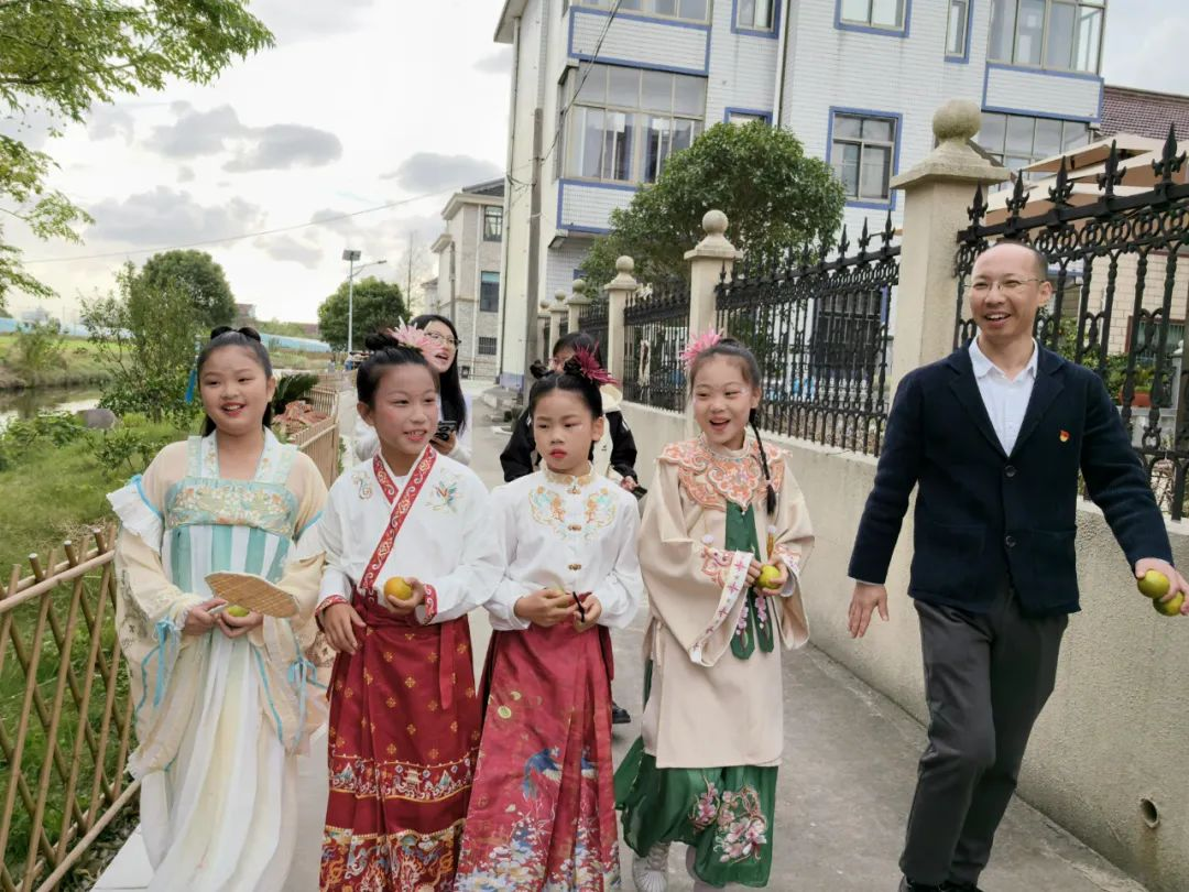 联手50名奉贤少年积极助推“菊花小园”帮助村民家门口增收宣扬国风之美.jpg
