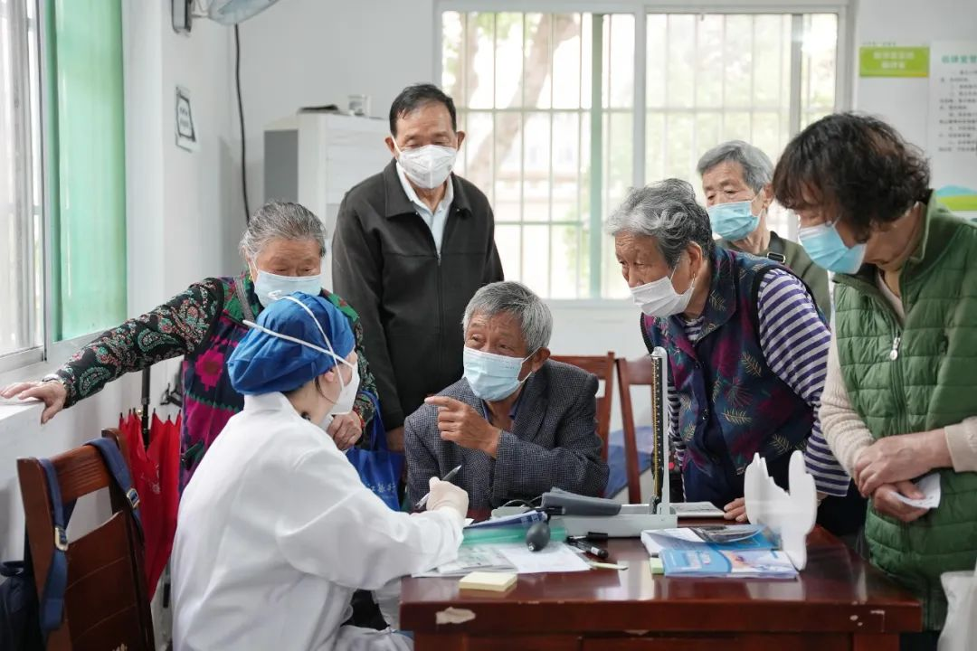 世界家庭医生日丨家医团队每月上门帮配药，为老年签约居民提供更有温度的家医服务_关注民生