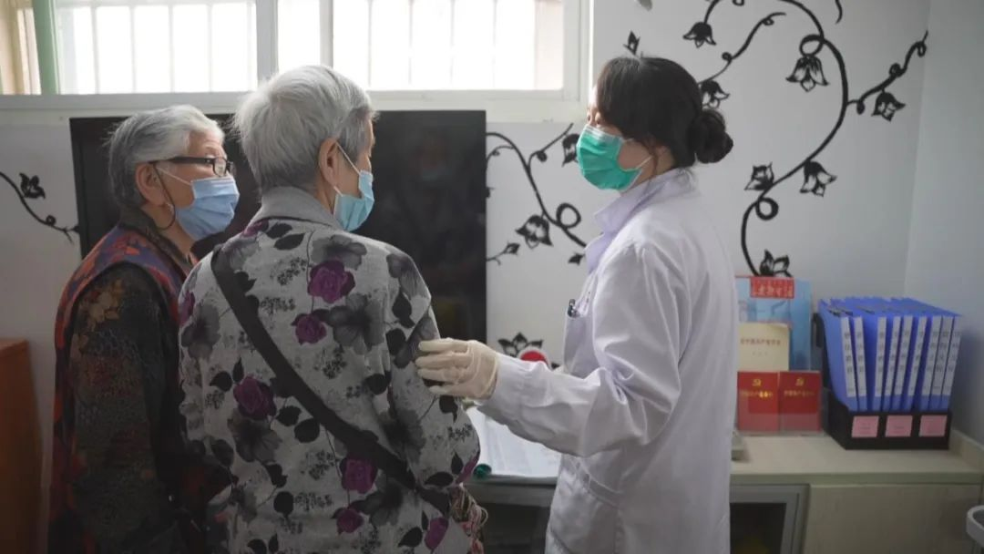 世界家庭医生日丨家医团队每月上门帮配药，为老年签约居民提供更有温度的家医服务_关注民生