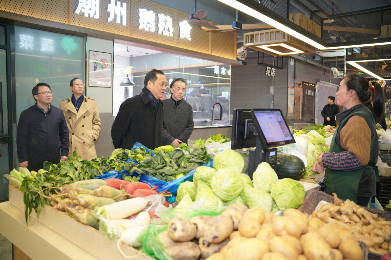 区领导节前走访调研市场供应和商业体运营情况  