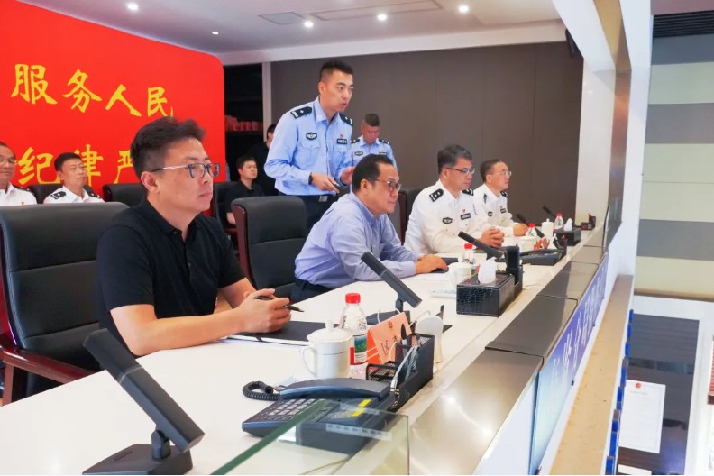 区领导深入区公安分局指挥大厅，调研国庆安保工作并慰问一线干警