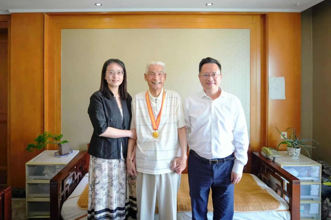 区领导看望慰问抗战老战士、老同志，并为他们佩戴“中国人民抗日战争胜利80周年”纪念章