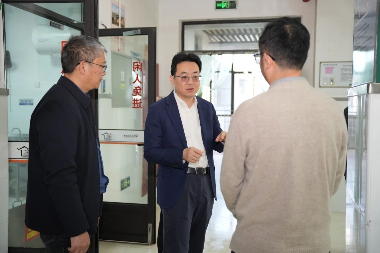 区领导以“四不两直”方式深入校园开展安全检查