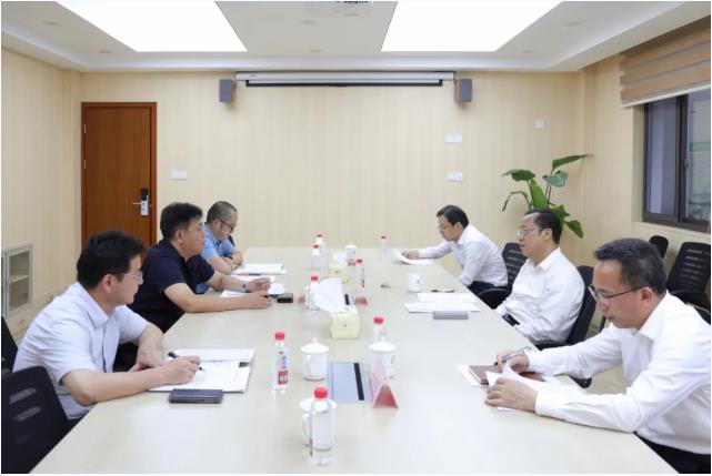 区委领导调研中考考点准备工作