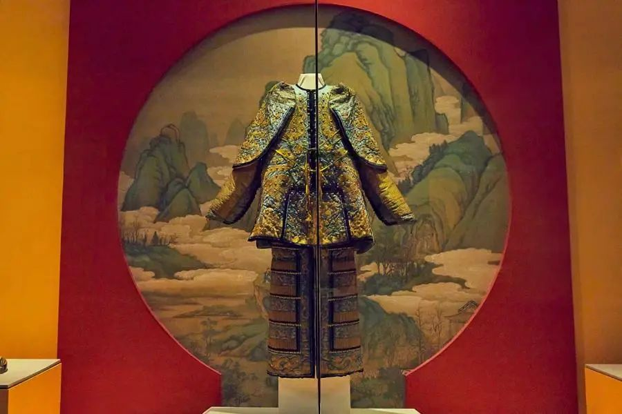 月白色缎绣金龙纹铜钉雍正帝御用棉甲/故宫博物院藏 图片