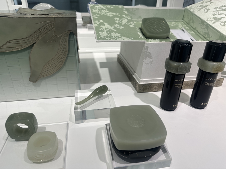 展台C位摆放着用籽玉雕刻瓶身的百雀羚新款护肤品。 戚颖璞 摄