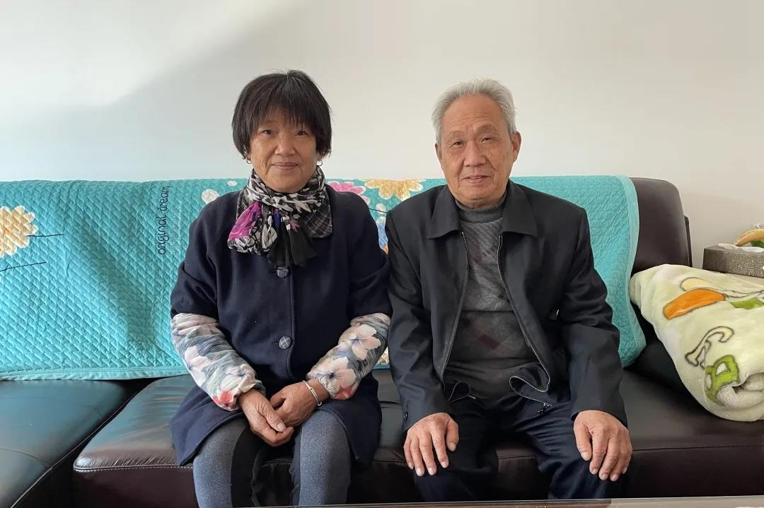 【星级文明户】这对“彩虹志愿者”建得了阵地，修得了电脑，种得了草药，妥妥的“神仙眷侣”！