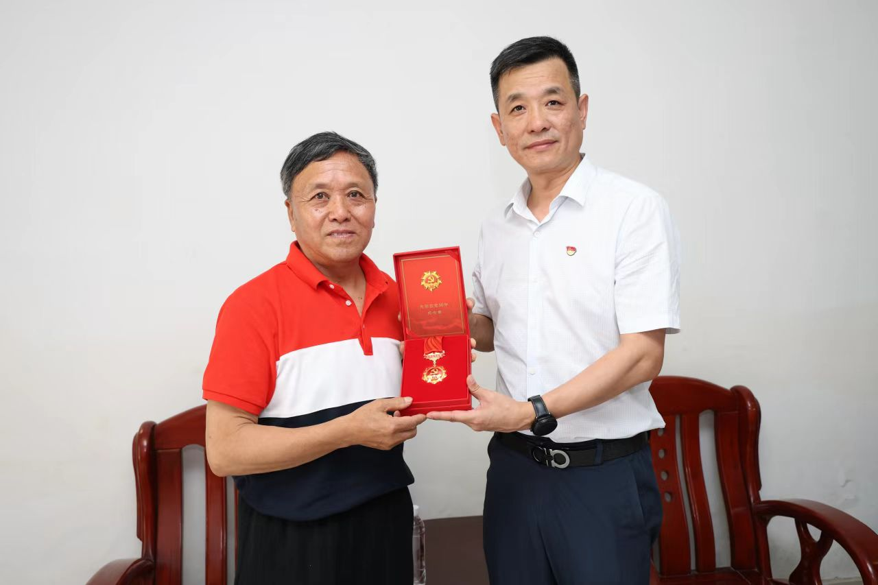 区、镇领导走访慰问“光荣在党50年”老党员