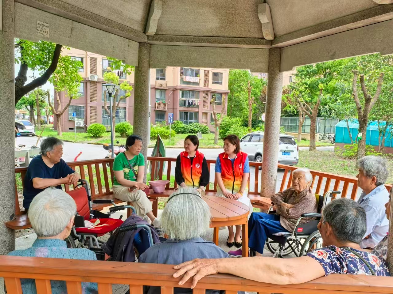 金汇镇人大：推动小区屋顶修复工程，破解居民房屋漏水难题