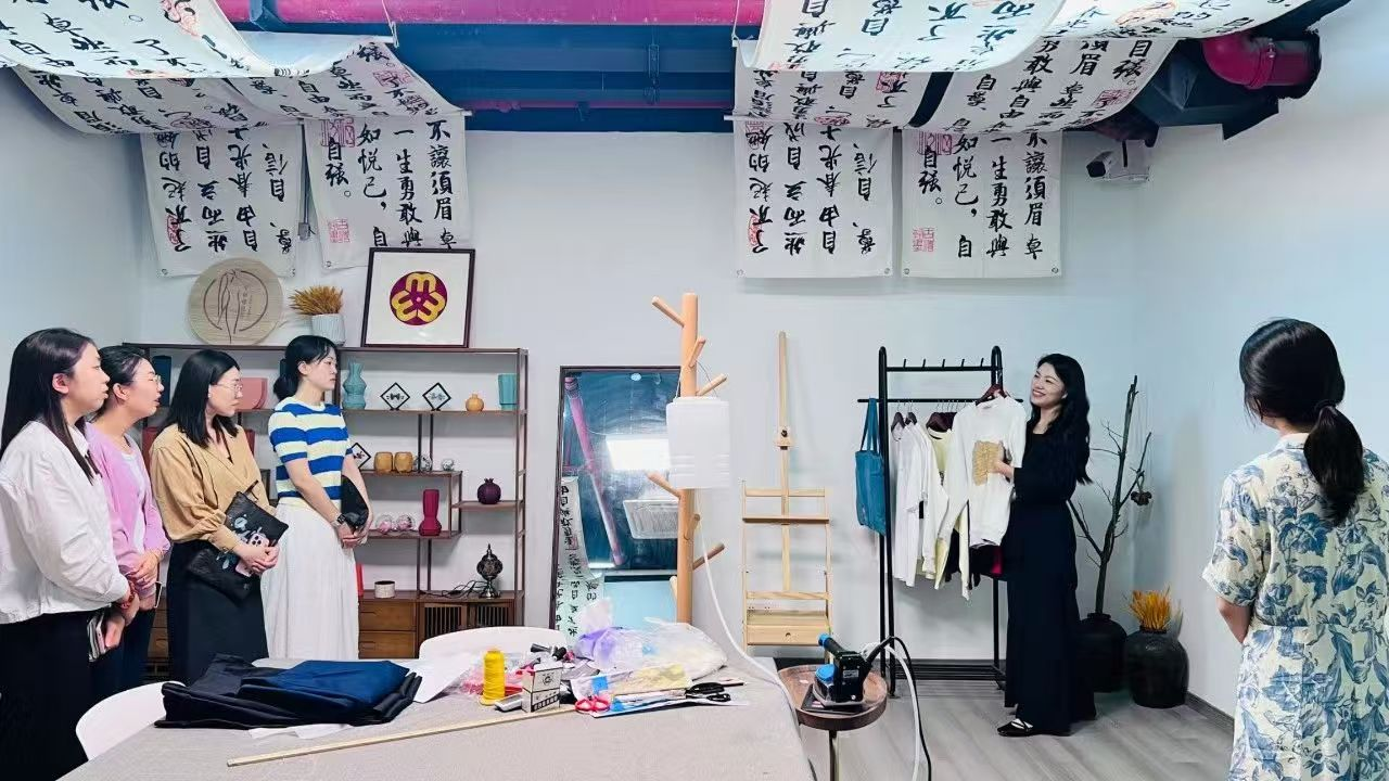 金汇镇团委与奉浦街道团工委开展交流活动