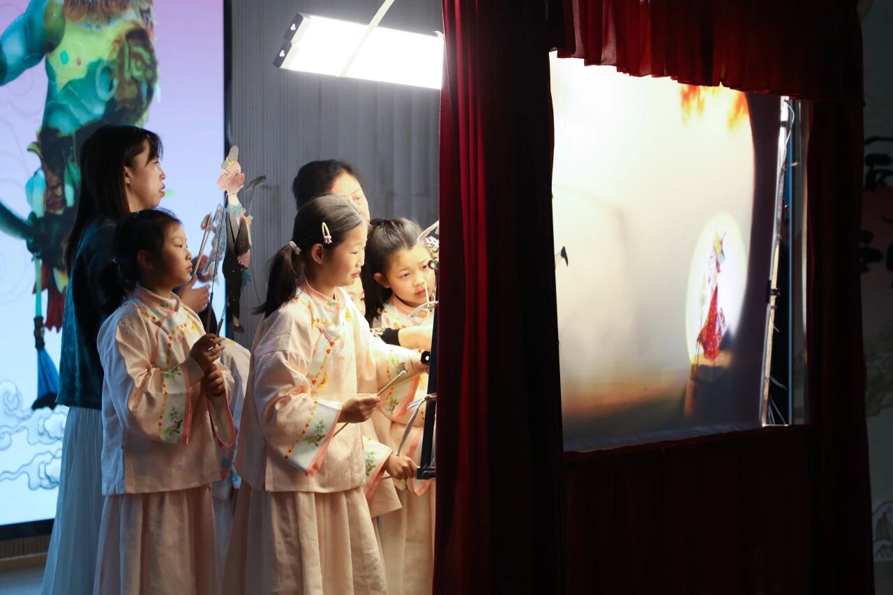 金汇镇举办国家安全皮影戏首映活动
