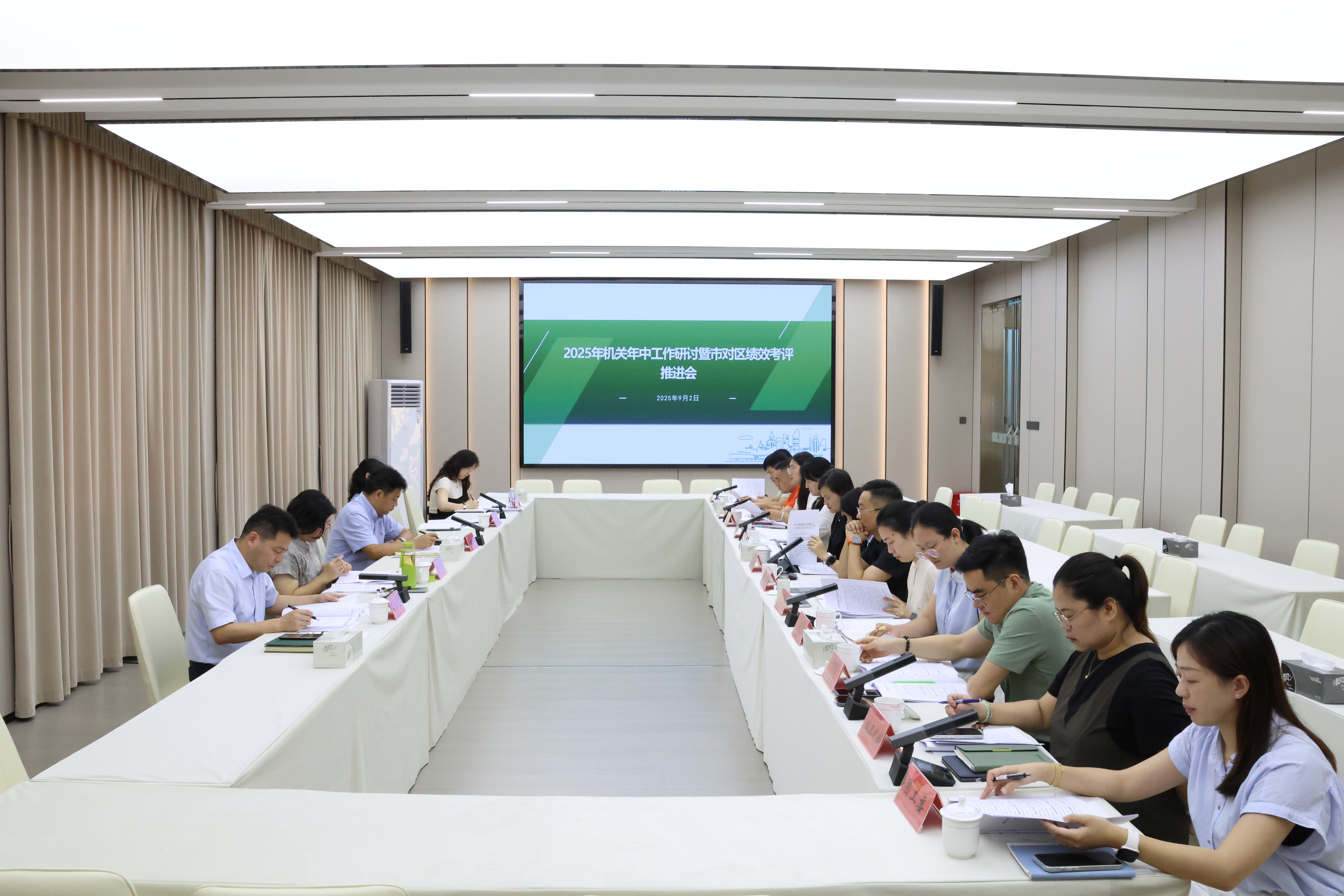 咬定目标、精准发力！区教育局机关年中工作研讨暨市对区绩效考评推进会举行