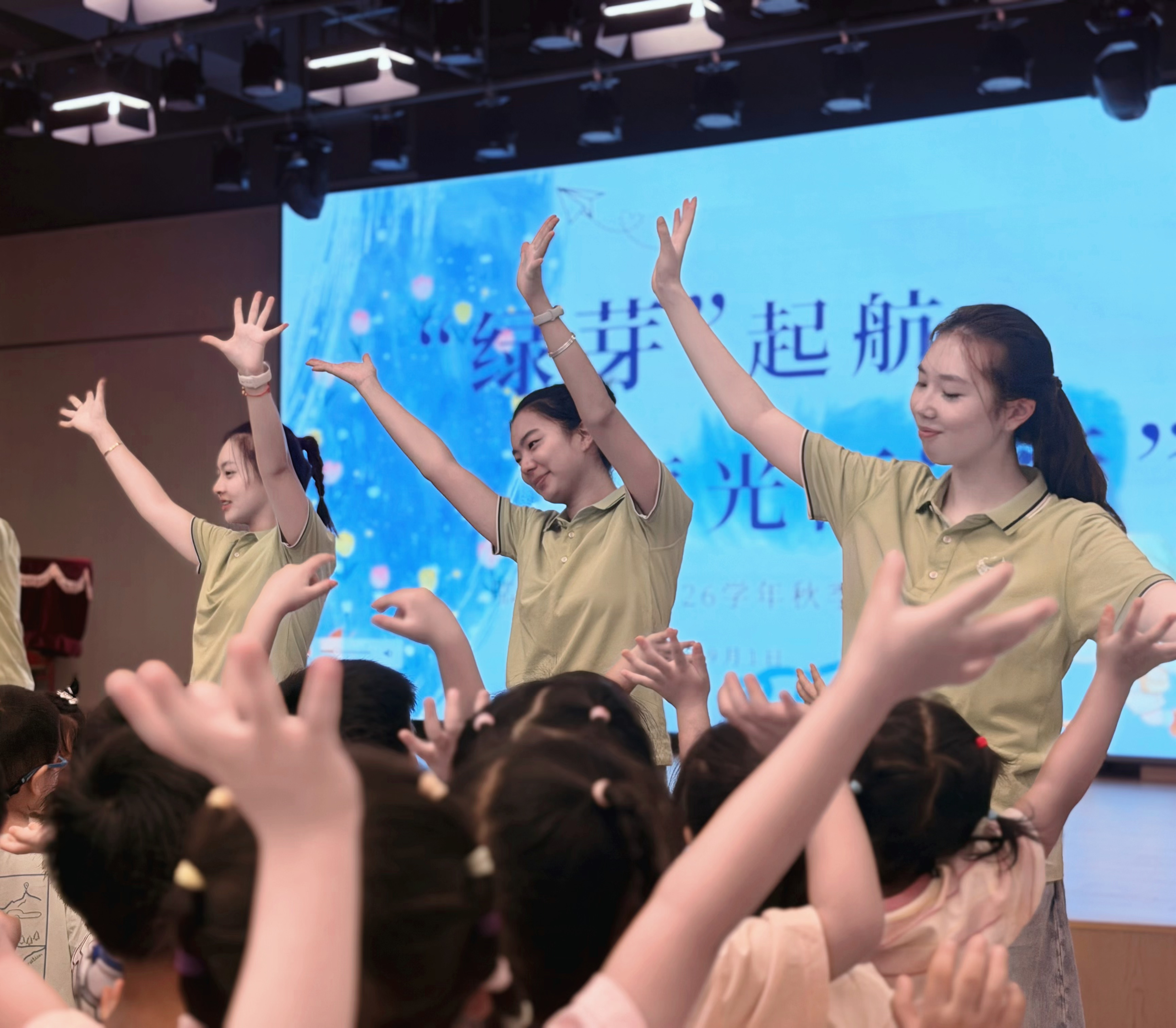 贤城学子，欢迎“归队”！满满仪式感，开启开学新序章