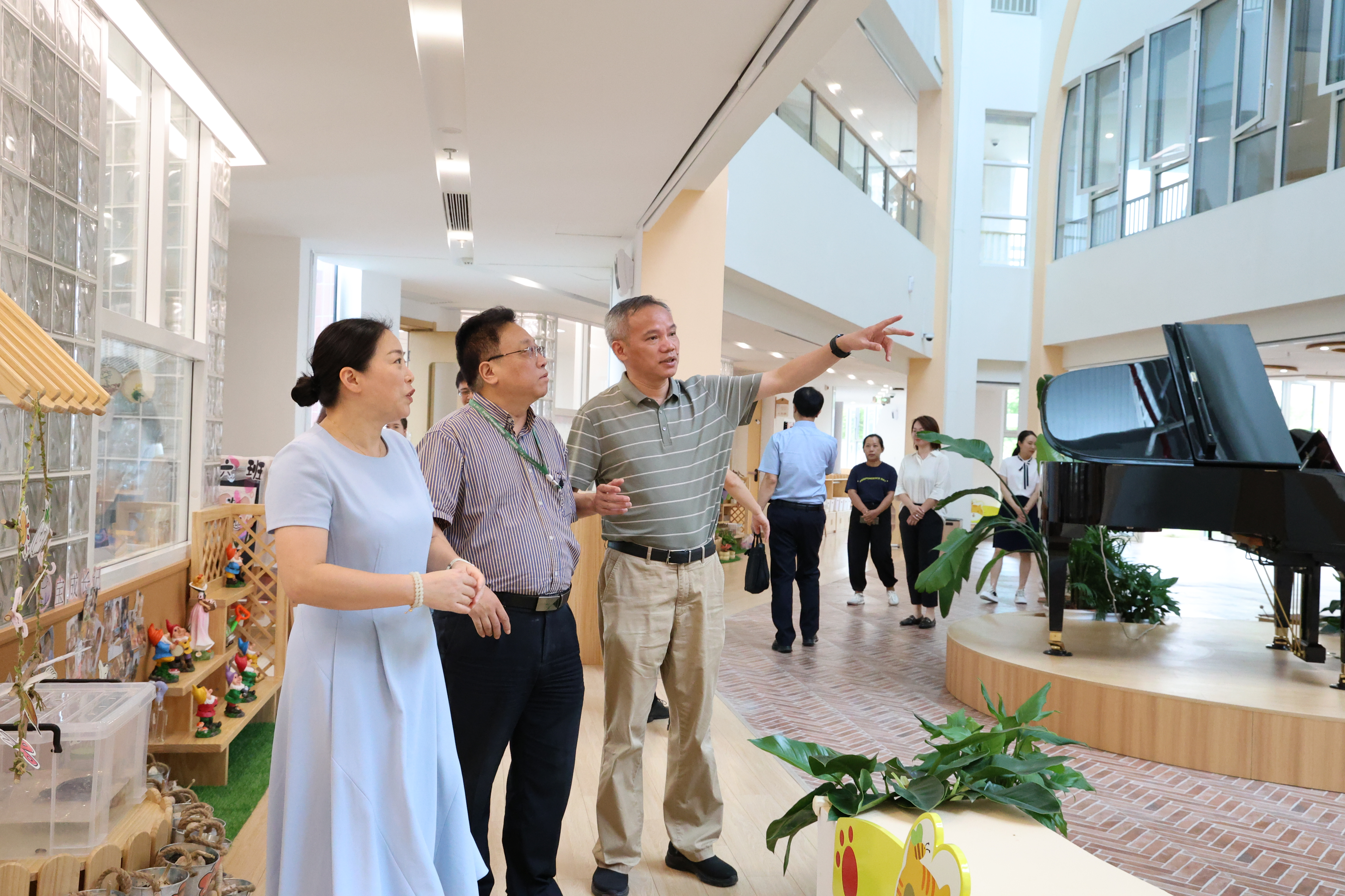 市教卫工作党委二级巡视员杨伟人来奉调研学校开学工作
