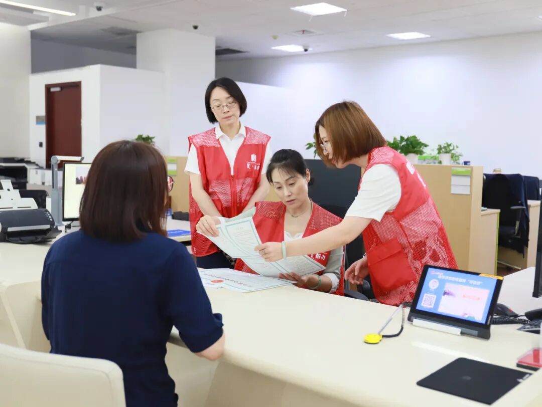 区民政局赴区政务服务中心开展领导“帮办”