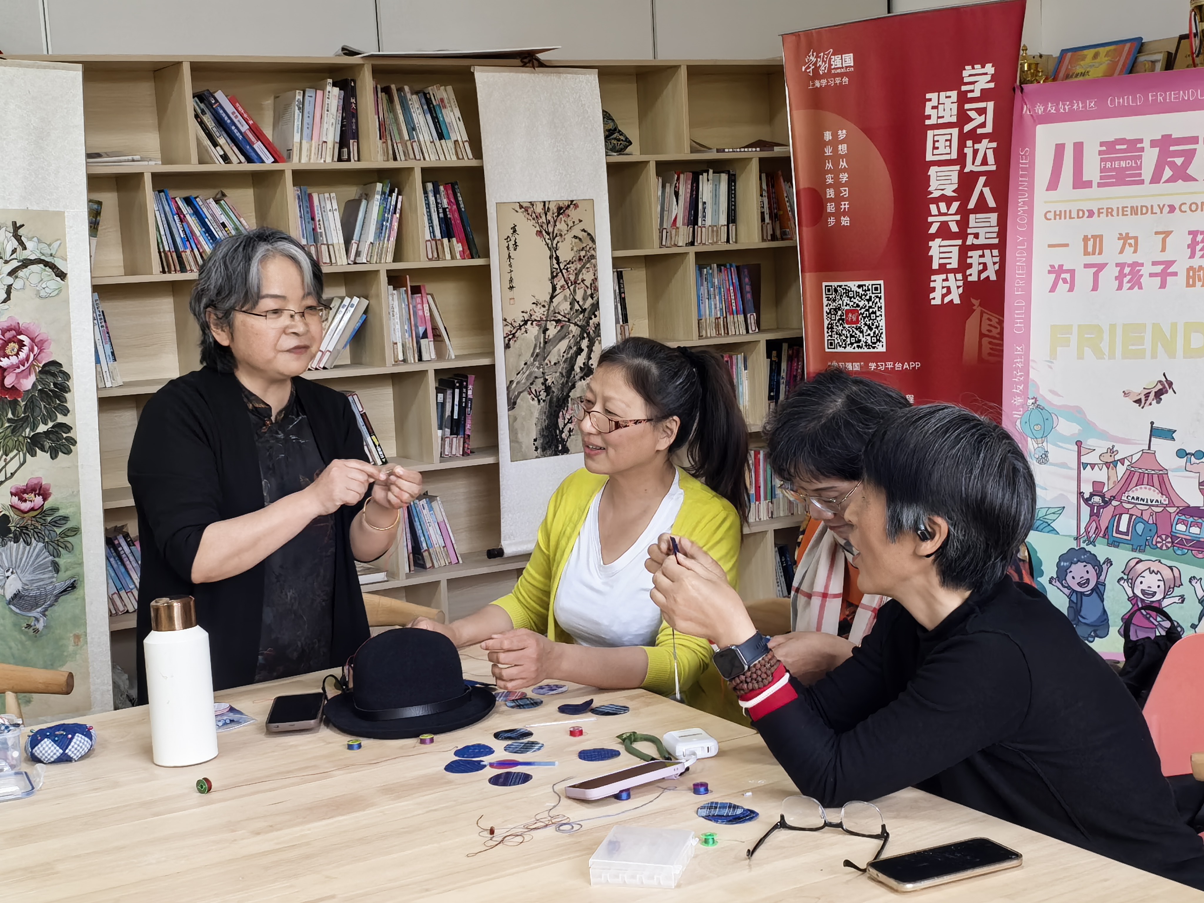 好事莲莲传雅韵 巧手匠心润国防 ——贤之翼国防里开展布艺莲蓬制作活动