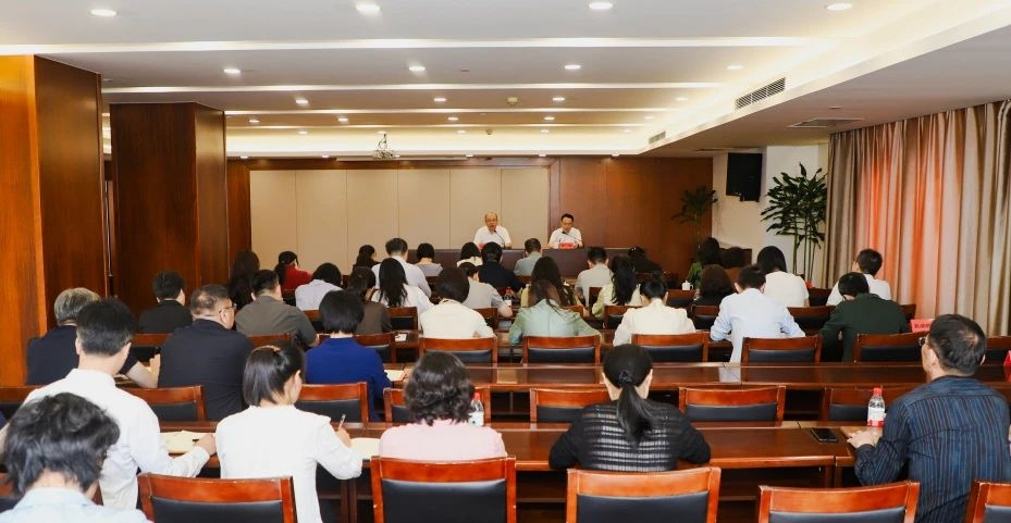 南桥镇召开会议传达学习市委书记陈吉宁调研奉贤讲话精神和区委常委会扩大会议精神