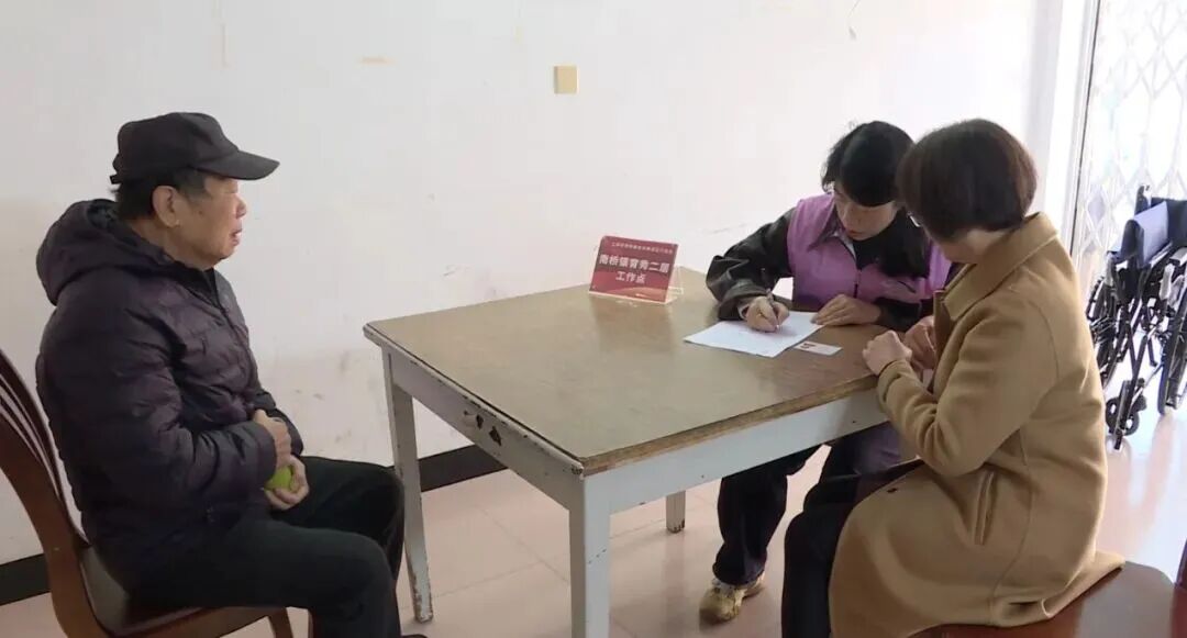 1800辆爱心轮椅正在全城“流动” 圆梦老人“出去看看”