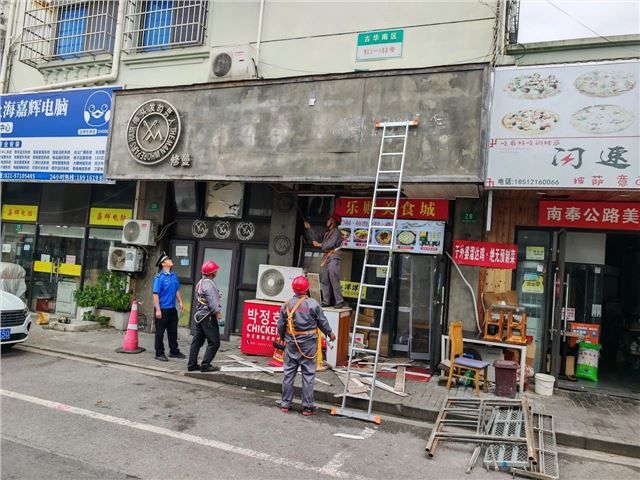台风来袭，南桥城管火速行动！拆除隐患招牌，守护安全底线！