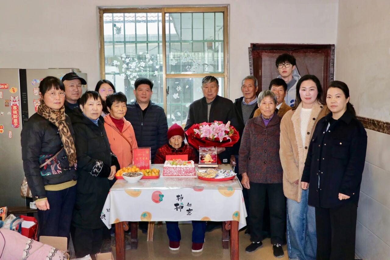 暖心刷屏!沈陆村百岁老人姜奶奶迎暖心关怀,全家福定格团圆瞬间→