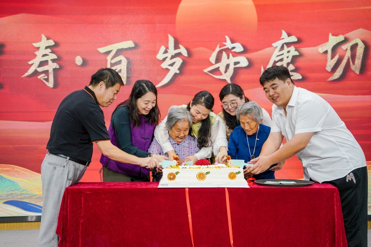 这个村请老人吃百岁寿星蛋糕啦！