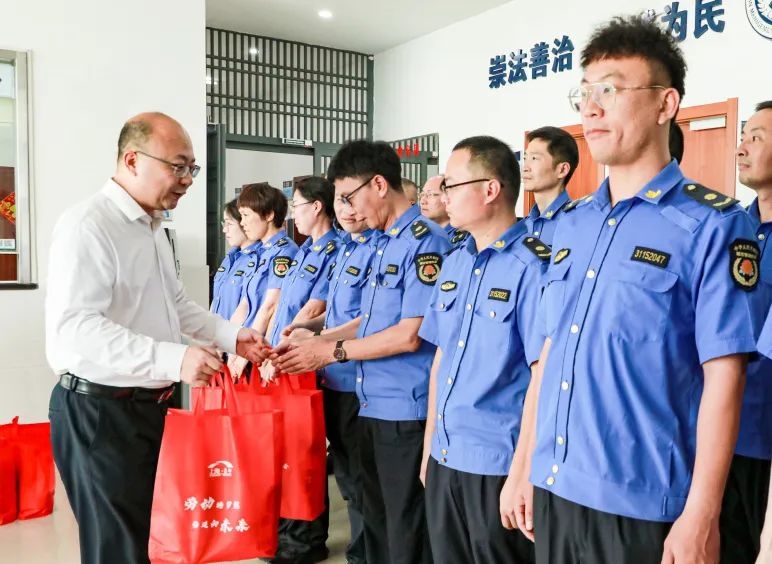 致敬高温下的坚守！南桥镇开展高温慰问→
