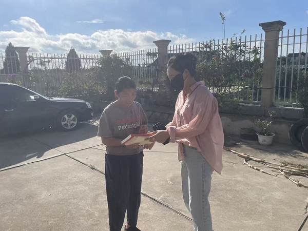 拾村村党总支开展“送学上门”活动