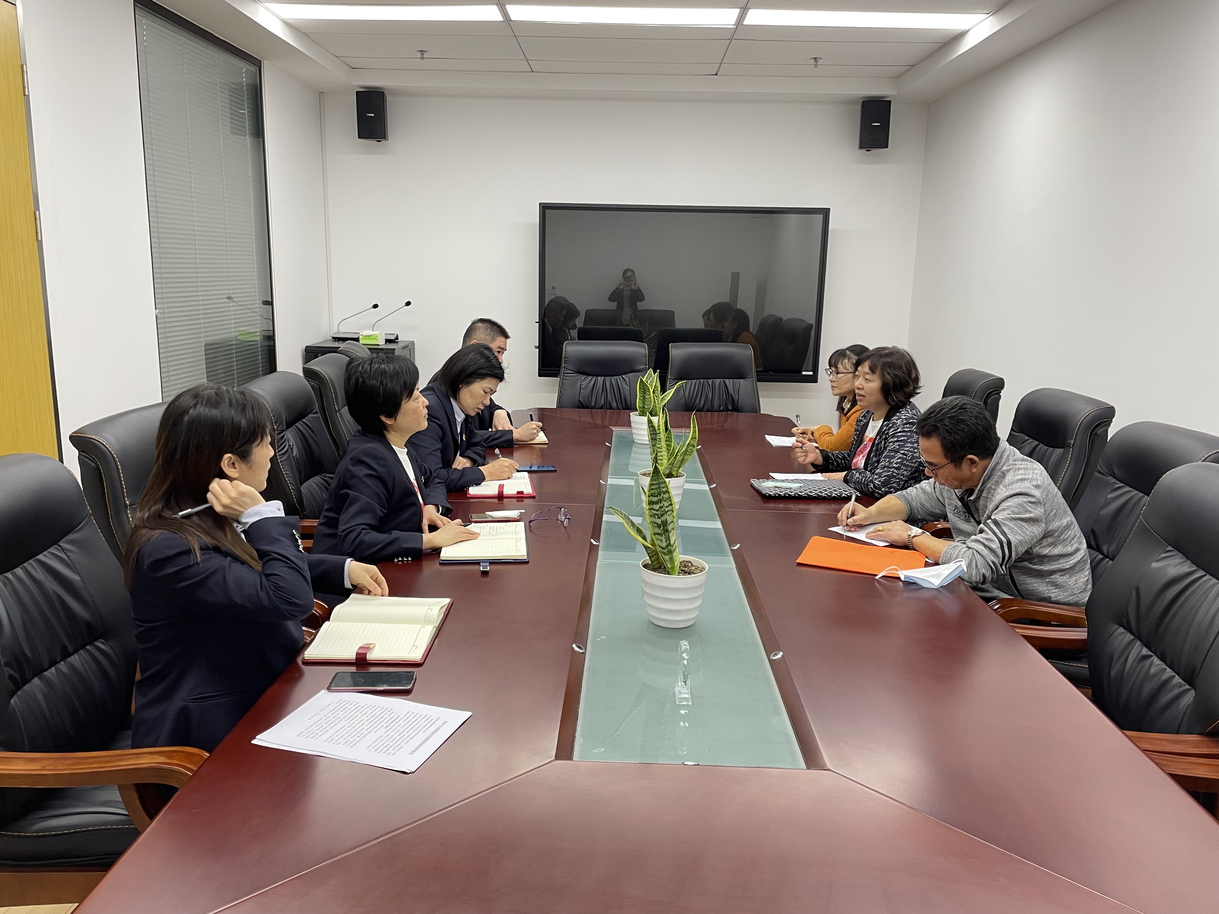 图为开展窗口单位服务情况查访