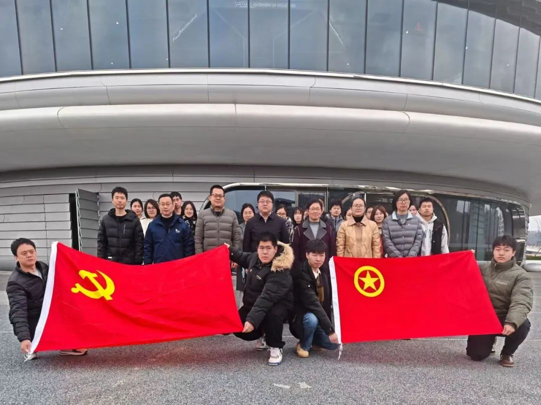 四团镇赴临港开展机关主题党日暨主题团日活动