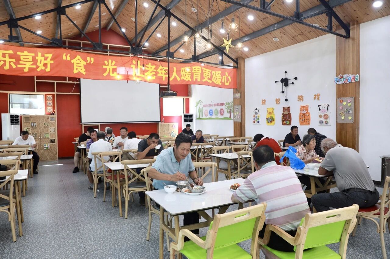 四团镇邵厂居委党群服务站社区食堂暖心启幕