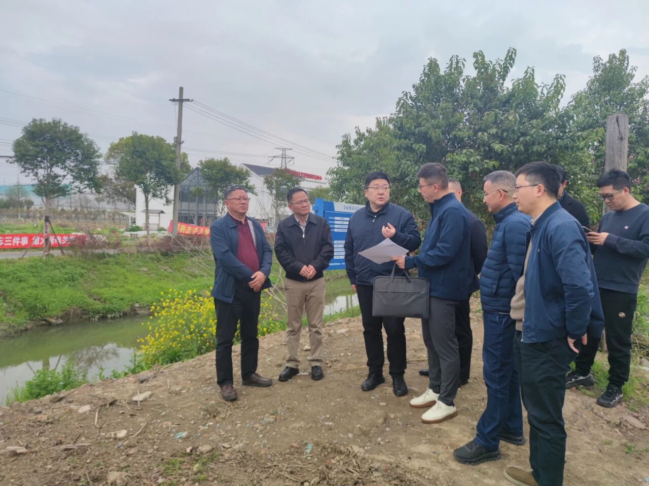 副区长王淳以“区级河长”身份巡查河道