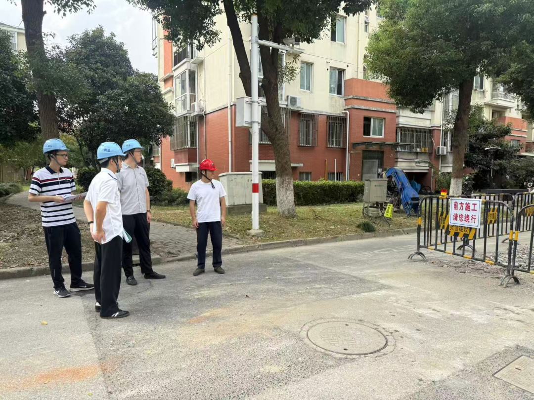局领导以“四不两直”方式深入工地开展安全检查