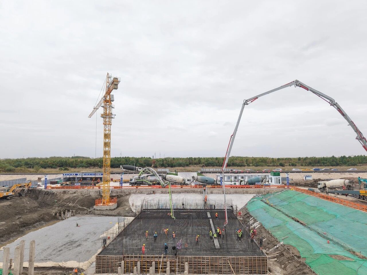 南竹港南水闸改建工程闸室底板浇筑顺利完成