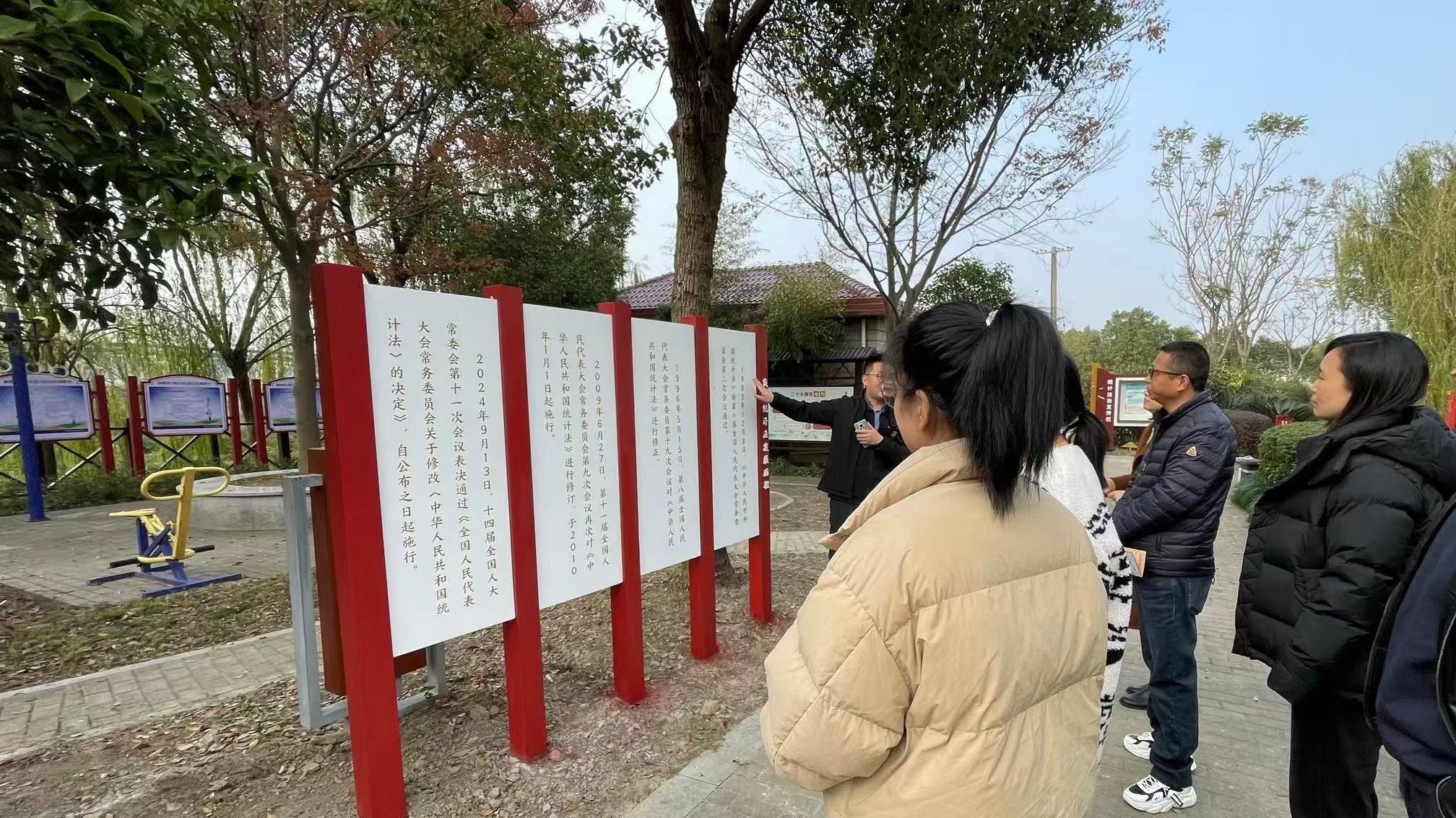 奉贤区统计局积极开展统计法治宣传主题活动