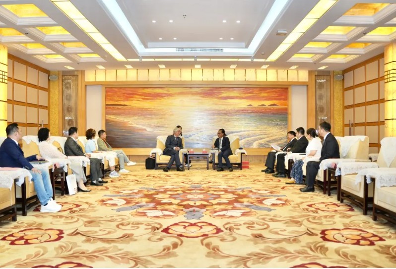 区领导会见国际摩联主席乔治·维加斯