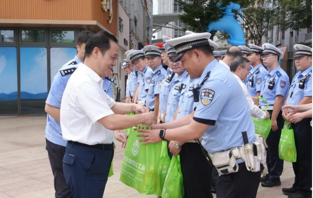 区领导深入基层慰问奋战高温的一线劳动者