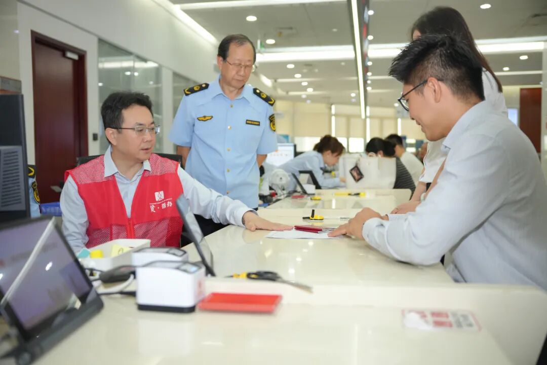 区领导在一线窗口开展帮办服务