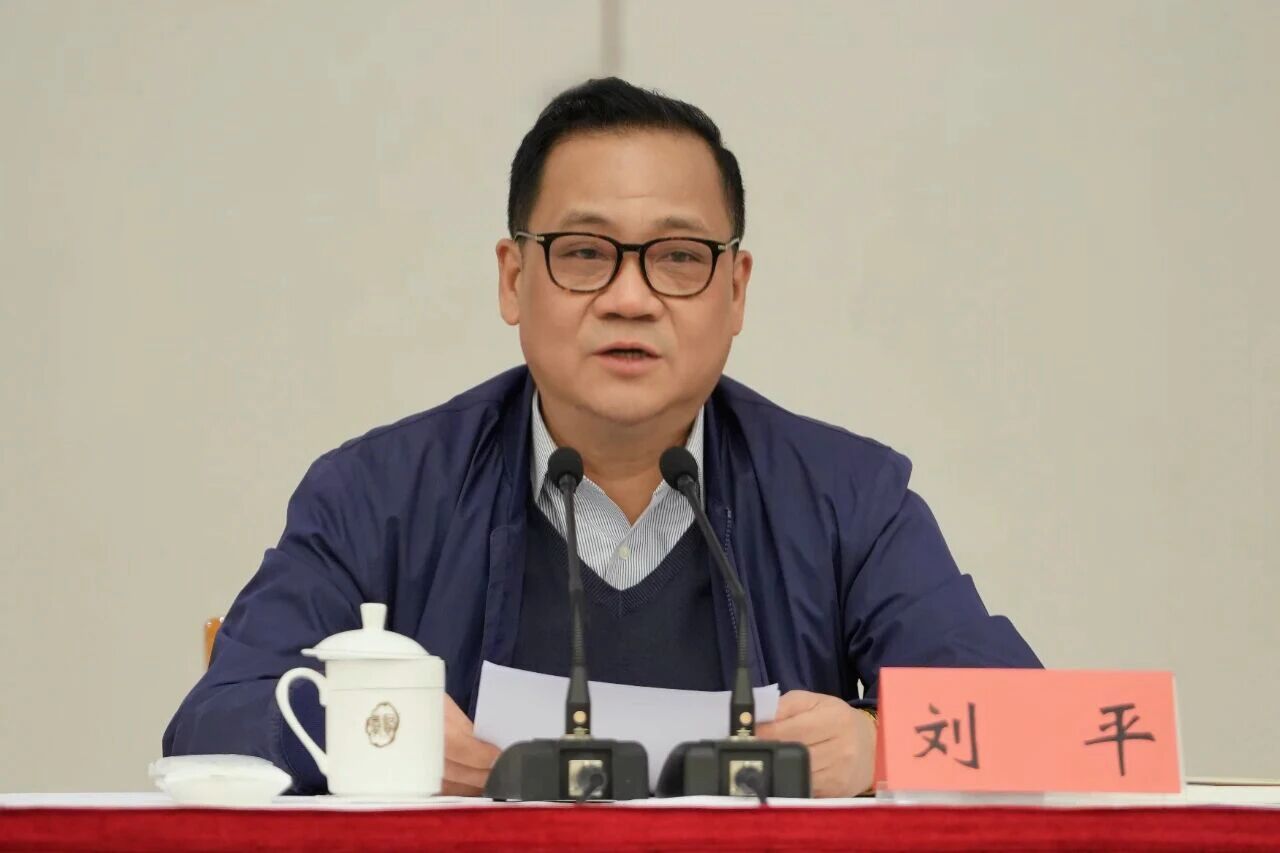 区委理论学习中心组举行学习（扩大）会