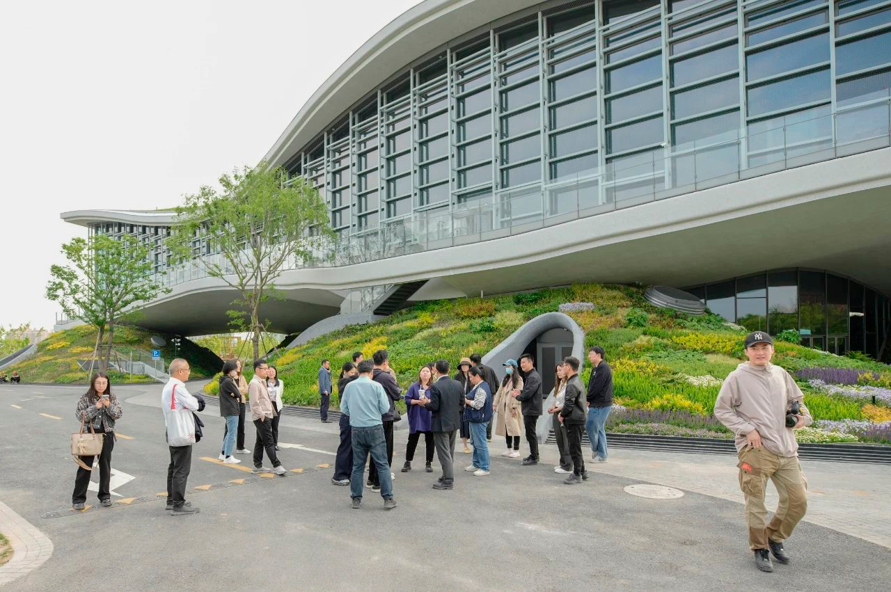 跟着央媒市媒记者游奉贤新城，感受这座希望之城、未来之城的生命力！