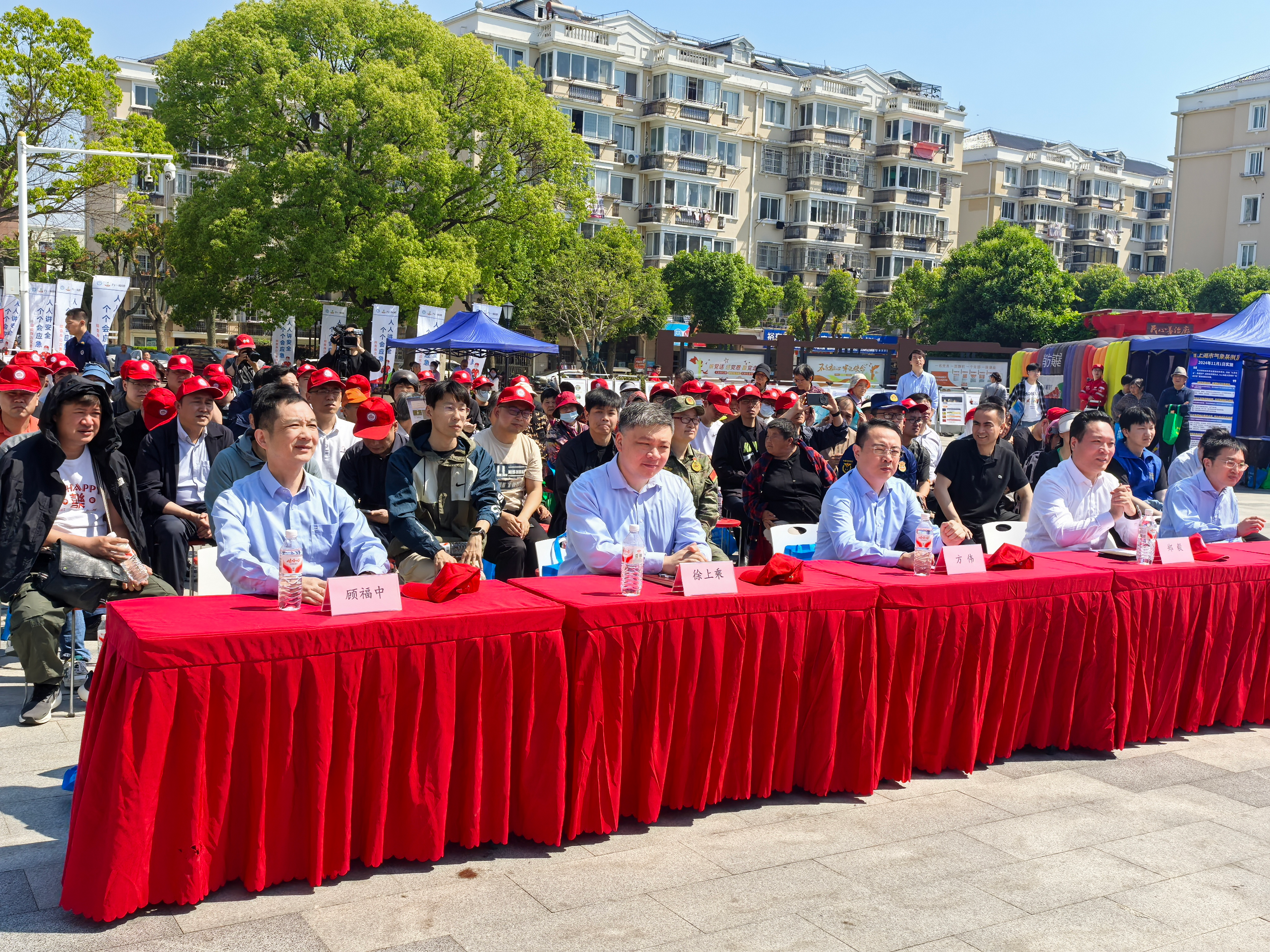 防灾减灾进社区，守护居民美好家园|奉贤区举办5·12防灾减灾主题宣传活动暨应急宣传公交车发车仪式