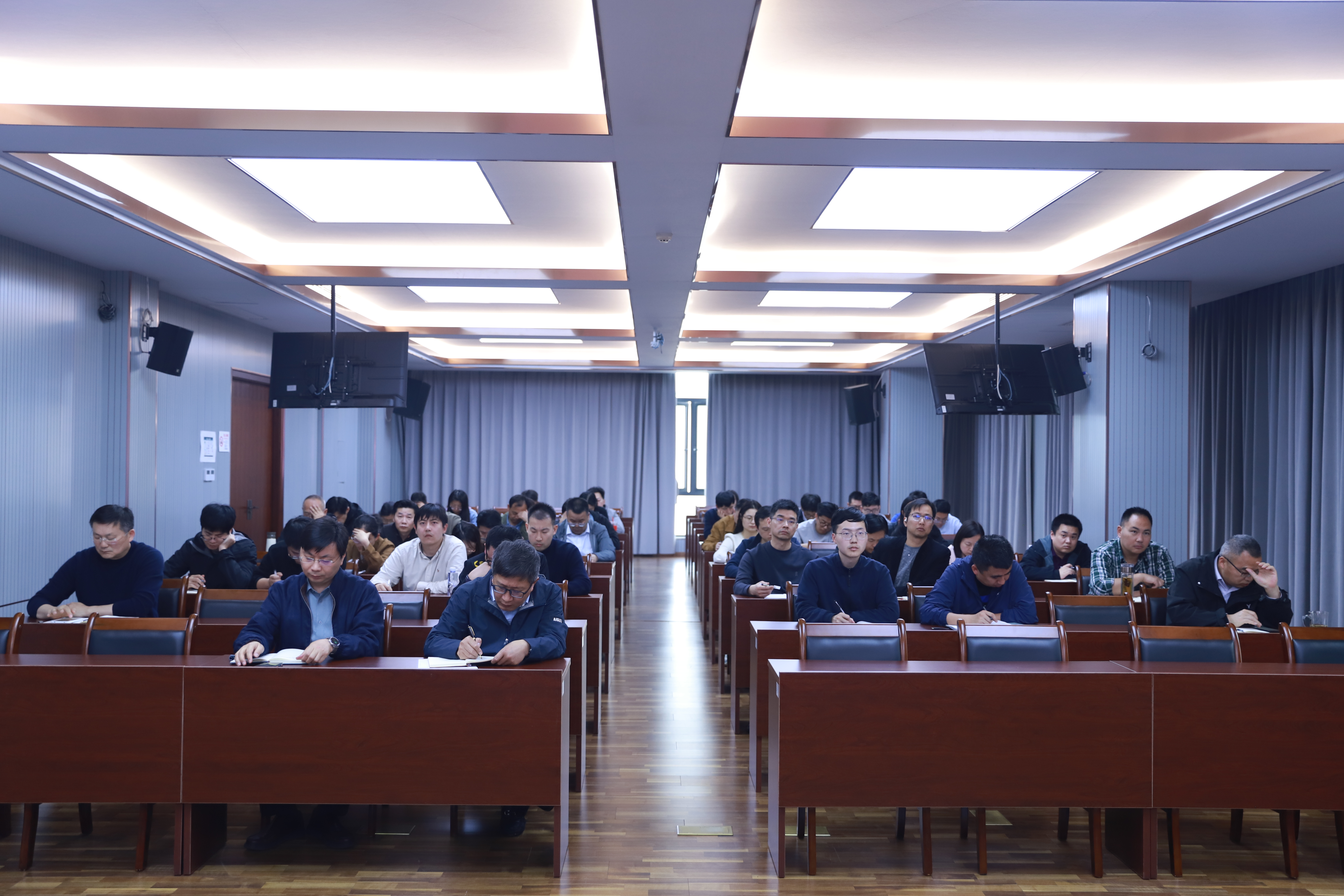 区应急局开展树立和践行正确政绩观学习教育专题辅导报告会