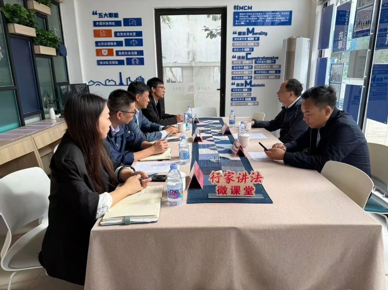 区领导调研庄行镇村居综治中心建设