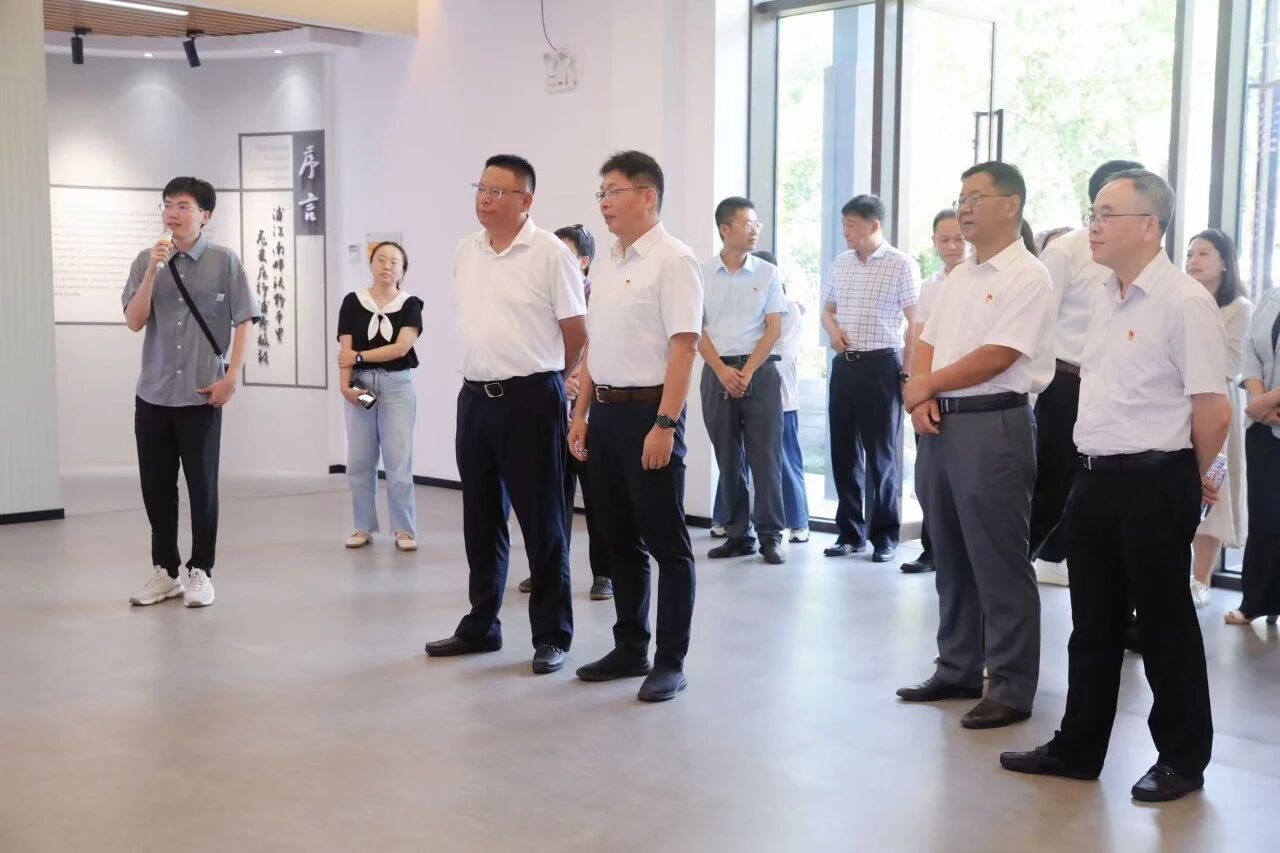 上海城建职业学院党委与庄行镇党委理论学习中心组开展联组学习